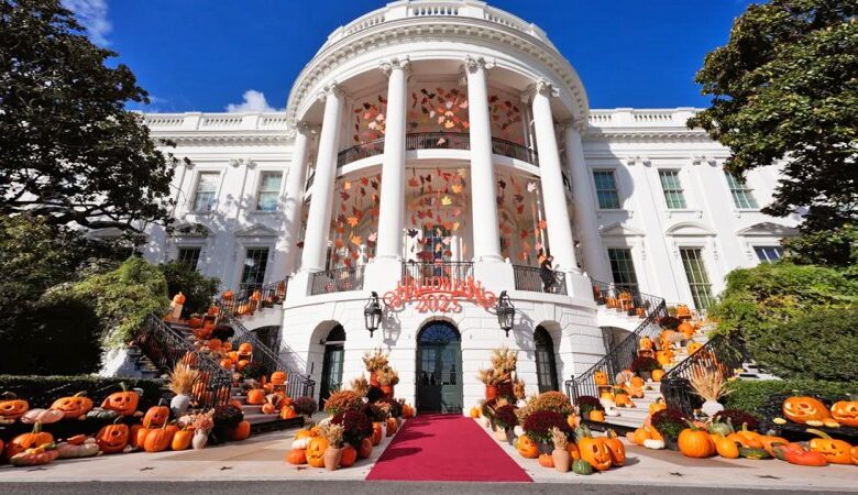 کاخ سفید رنگی رنگی شد؛ ترامپ و ملانیا سبد به دست شدند+ تصاویر