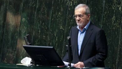 چشم خود را به روی واقعیات تحریمی بستهاید و انگشت اتهام را سمت دولت گرفتهاید!