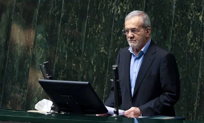 چشم خود را به روی واقعیات تحریمی بسته‌اید و انگشت اتهام را سمت دولت گرفته‌اید!