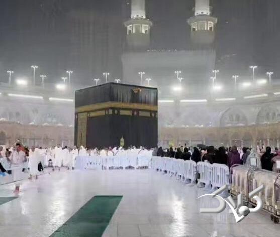 تصاویر چشمنواز از طواف کعبه زیر بارش باران را ببینید