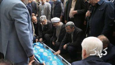 عکس محمود احمدی‌نژاد بالای سر پیکر خواهرش!