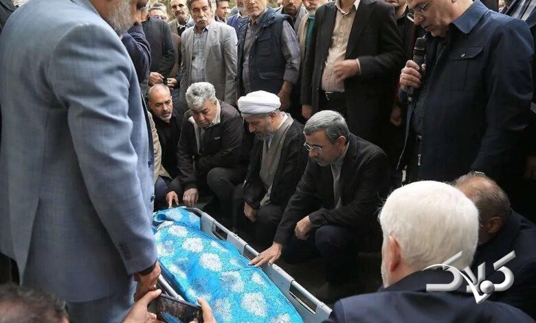 عکس محمود احمدینژاد بالای سر پیکر خواهرش!