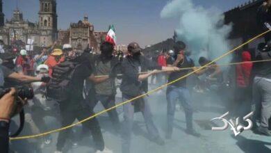 جوانان معترض خیابانی از خجالت پلیس ضد شورش درآمدند! +ویدیو