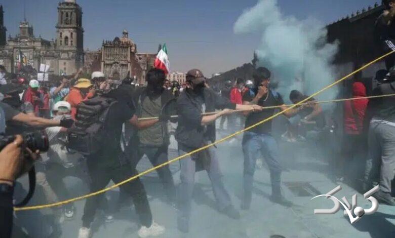 جوانان معترض خیابانی از خجالت پلیس ضد شورش درآمدند! +ویدیو