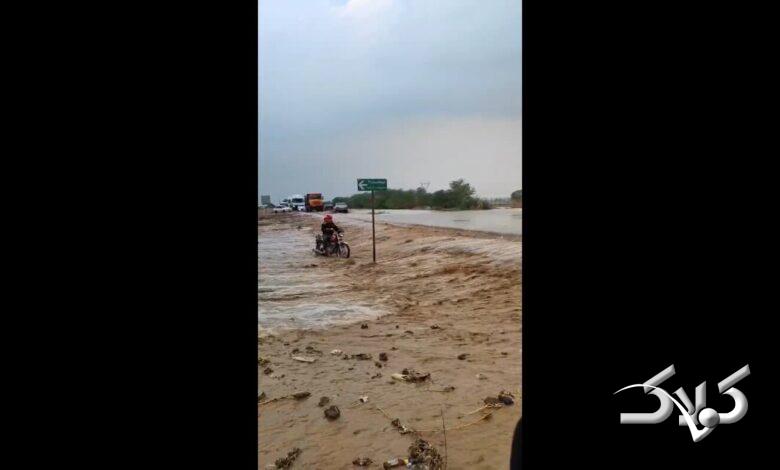 سیل در ایلام؛ ماشین‌ها در جاده گرفتار شدند +ویدیو