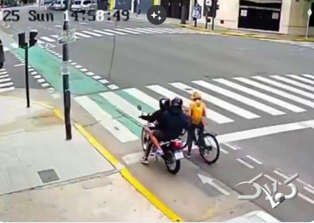 زن دوچرخهسوار موبایلقاپ موتوری را ادب کرد! +ویدیو