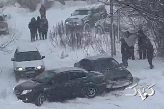 بارش برف و یخبندان رانندگان را به دردسر انداخت + ویدیو