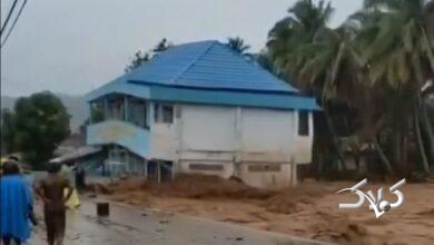 ویدیوی هولناک از فروریختن و نابودی خانه‌ها بر اثر سیل!