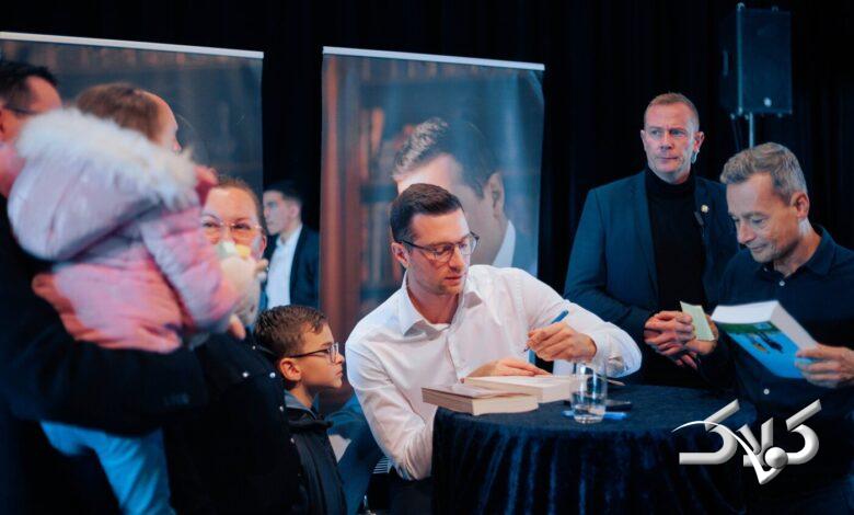 مردم رقیب رئیس‌جمهور را با آرد و تخم‌مرغ بدرقه کردند! +ویدیو