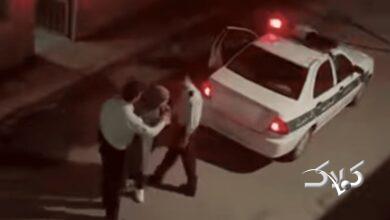 بازرسی بدنی زن جوان توسط پلیس