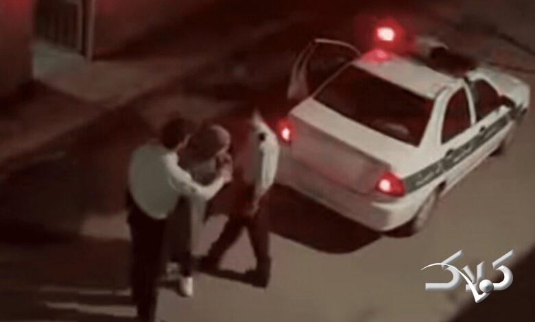 بازرسی بدنی زن جوان توسط پلیس