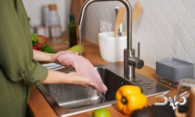 شستن مرغ خام