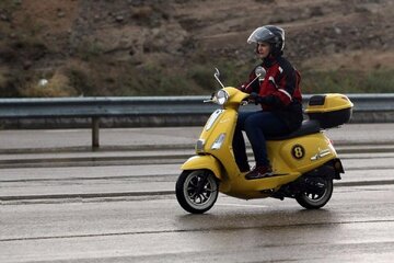 موتورسواری زنان حالا دیگر برای شهروندان عادی شده/ موتورهایی به رنگ بنفش یاسی،قرمزگوجه ای و زردقناری زیرپای خانمها