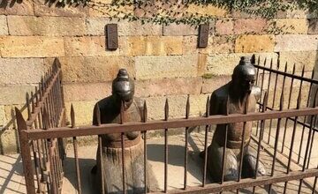 دو مجسمه منفور در چین که هر روز از هزاران نفر کتک میخورند