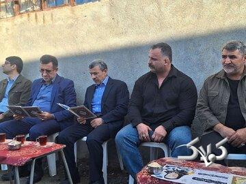 ژست‌های خاص احمدی‌نژاد در مراسم ختم خواهر مشایی + عکس