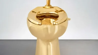 توالت طلایی مائوریتزیو کاتلان