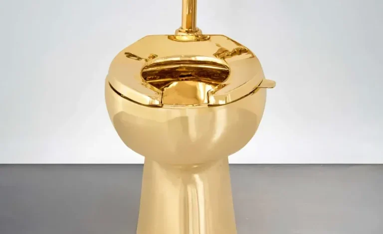 توالت طلایی مائوریتزیو کاتلان