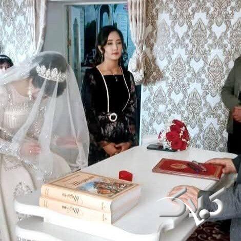 اهدای شاهنامه به عروس و داماد، اما نه در ایران! +عکس