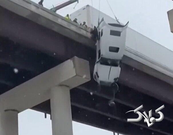 لحظه دلهره آور نجات راننده تریلی معلق را ببینید