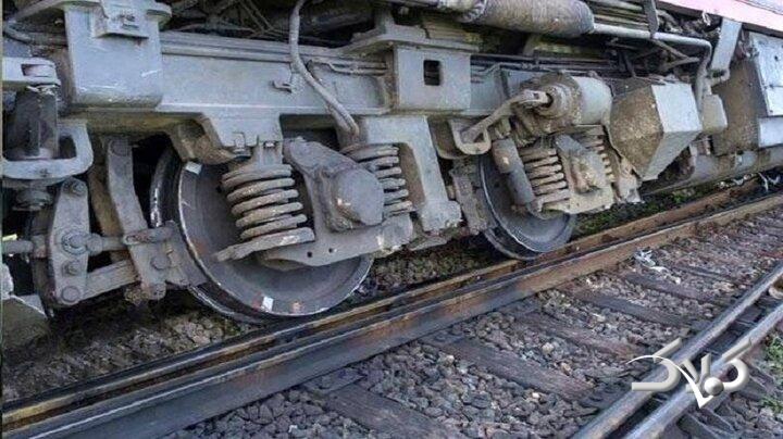 ویدیو| خطر از بیخ گوش مردم گذشت؛ خروج قطار از ریل در هشتگرد!