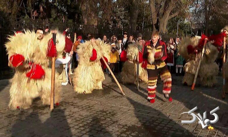 مردم رومانی با خرسهای رقصنده به کریسمس میروند +ویدیو