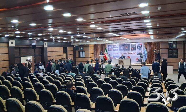 عکس سخنرانی جبلی برای صندلیهای خالی وایرال شد!