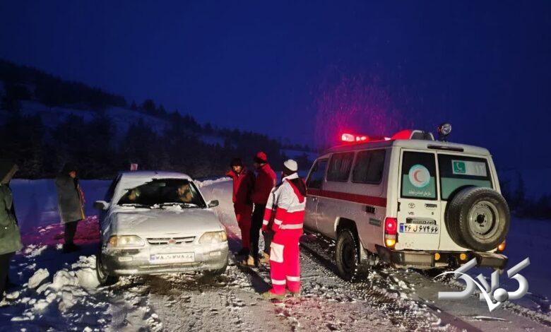 گرفتار شدن مردم در برف، کولاک و سیل؛ هلال احمر کمکرسانی را شروع کرد