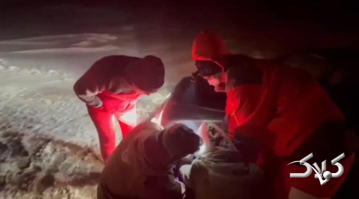 امدادرسانی به خودروهای گرفتار در برف و کولاک محور نقده - پیرانشهر