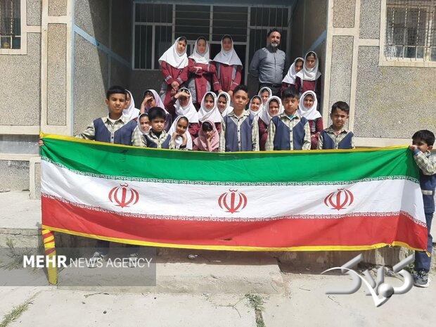 سفر روزانه ۳۰۰ کیلومتریِ یک معلم!