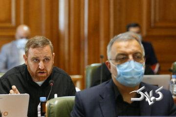 انتقاد تند از نصب گسترده تصاویر زاکانی در شهر و نماز جمعه/ عضو شورا: بودجه شهر صرف حکمرانی نمایشی میشود