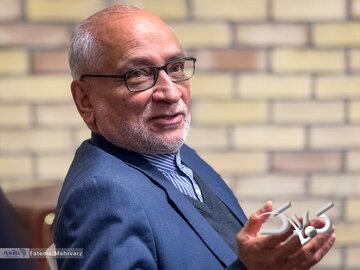 انتقاد روزنامه اصولگرا از موضع اخیر حسین مرعشی: مذاکره با امریکا مشکلی را حل نمی کند/ رهبری نسبت به مسائل اقتصادی دغدغه ندارند؟