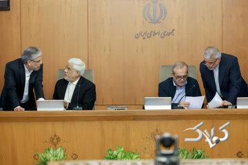 روزنامه اصولگرا: واقعا پزشکیان به این نتیجه نرسیده که برخی وزرا باید تغییر کنند؟/ بهتر است او نگذارد کار به استیضاح بکشد