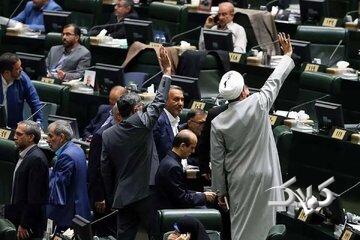 حمله تند روزنامه اصولگرا به مجلس: در جلسه سه شنبه با هر فریاد نمایندگان، دلار بالاتر رفت/ آن جلسه فقط هوچی گری بود