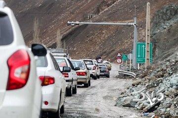 ترافیک سنگین در آزادراههای کرج - قزوین - تهران/ بارش برف و باران در ۸ استان کشور