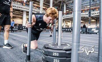 مادربزرگ ۷۱ ساله در مسابقات هایروکس، قدرت بدنی خود را به رخ کشید