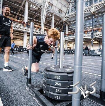 مادربزرگ ۷۱ ساله در مسابقات هایروکس، قدرت بدنی خود را به رخ کشید