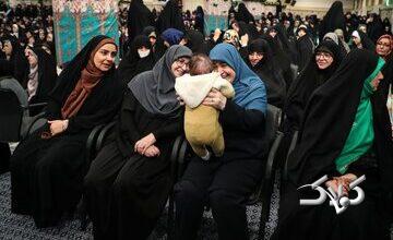 حاشیهای از دیدار رهبری و زنان؛ تصویری متفاوت از سخنگوی دولت + عکس