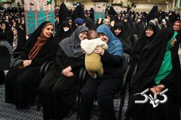 حاشیه‌ای از دیدار رهبری و زنان؛ تصویری متفاوت از سخنگوی دولت + عکس