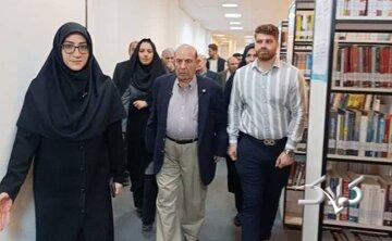 بازدید چهره ماندگار انسانشناسی از کتابخانه مرکزی خرمآباد