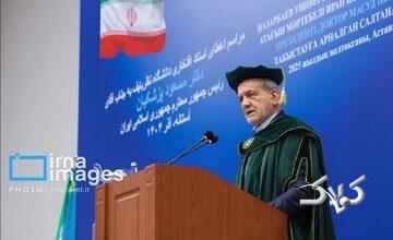 تصویری از پزشکیان با کلاه فارغ التحصیلی در دانشگاه نظربایف