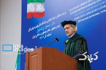 تصویری از پزشکیان با کلاه فارغ التحصیلی در دانشگاه نظربایف