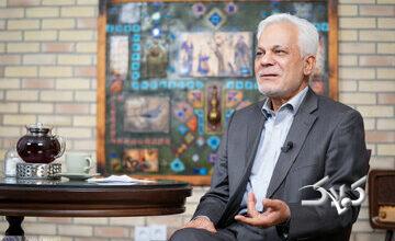 طلایی: در هایپرمارکت میوه، فرد با لباس زیر میوه میخرد/ بپذیریم آن بخشی از رفتارهایی که پلیس با جوانها و خانمها انجام میدهد، درست نیست