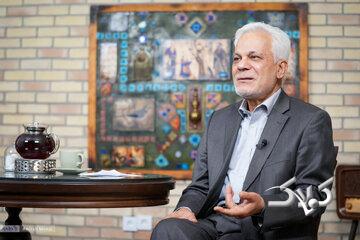 طلایی: در هایپرمارکت میوه، فرد با لباس زیر میوه میخرد/ بپذیریم آن بخشی از رفتارهایی که پلیس با جوانها و خانمها انجام میدهد، درست نیست