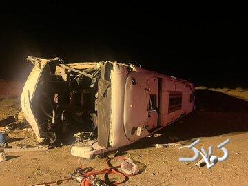 واژگونی مرگبار اتوبوس در محور نطنز/ آمار جان باختگان