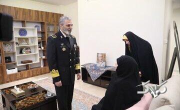 اعطای درجه سپهبدی شهید محمد باقری به خانوادهاش توسط سرلشکر موسوی