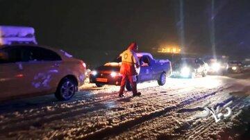 نجات ۱۴ مسافر گرفتار در برف و کولاک