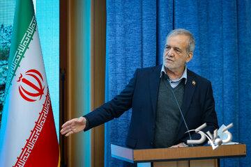 آلرژی آقای رئیس جمهور به گلهای نرگس / حواشی سفر پزشکیان به بیرجند + تصاویر