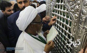 تصاویری از حضور رهبر شیعیان نیجریه در حرم حضرت معصومه(س)/ زیارت خوانی شیخ کنار ضریح