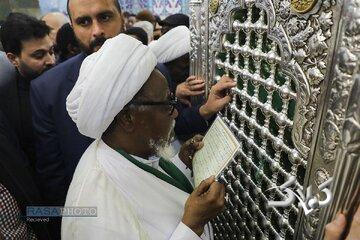 تصاویری از حضور رهبر شیعیان نیجریه در حرم حضرت معصومه(س)/ زیارت خوانی شیخ کنار ضریح