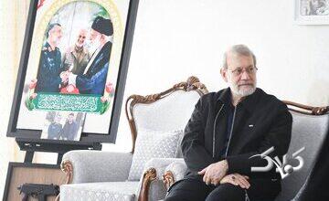 دیدار علی لاریجانی با خانواده شهیدان حاجیزاده و محمود باقری/ عکس خاص لاریجانی حین تماشای عکس های سرداران شهید جنگ 12 روزه + تصاویر